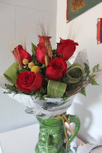 Cargar imagen en el visor de la galería, Ramo de seis rosas rojas naturales- Sant Jordi 2023
