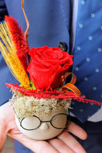 Carregar imatge al visor de la galeria, Rosa Sant Jordi- Macetero con gafas
