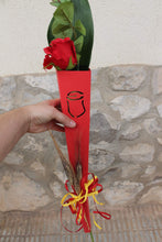 Cargar imagen en el visor de la galería, Rosa Arreglada con cono de Sant Jordi
